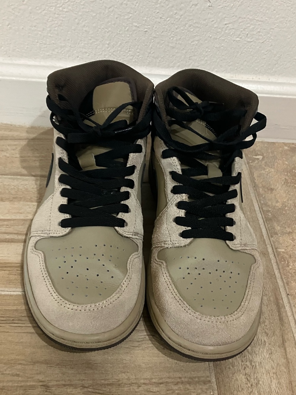 Like New Men’s Air Jordan 1 Mid - Size 8